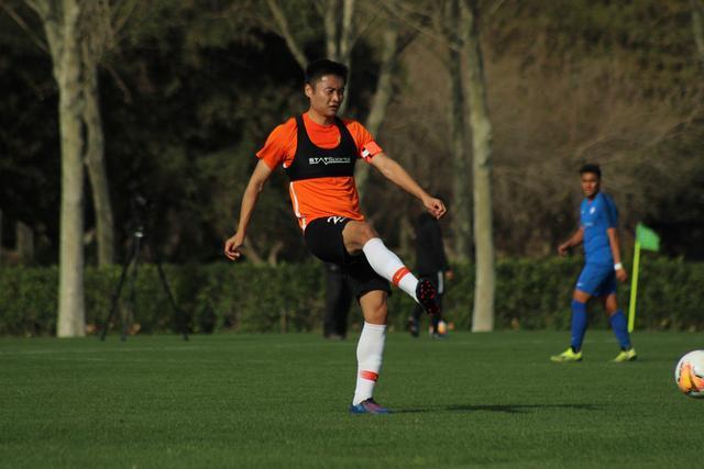 沃克飞抵即将租借加盟米兰 买断费用500万欧元